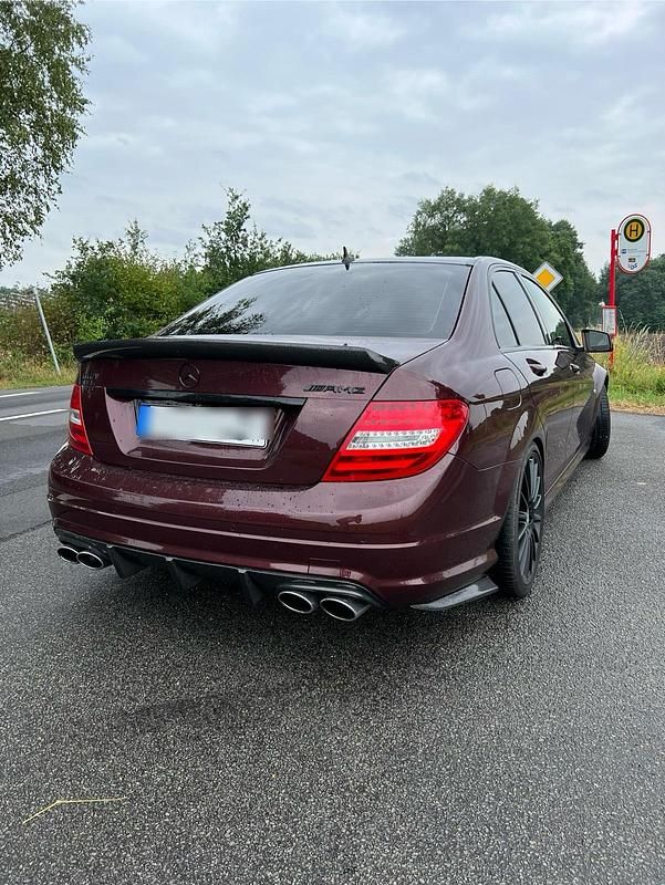 Rot Gebraucht 2008 Mercedes C63 AMG AMG Limousine | 39.630 € - Bild 1/4