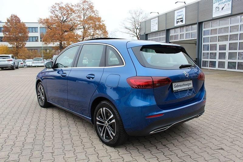 Gebraucht Mercedes E250 163 PS (119 kW) 2023 Blau Limousine