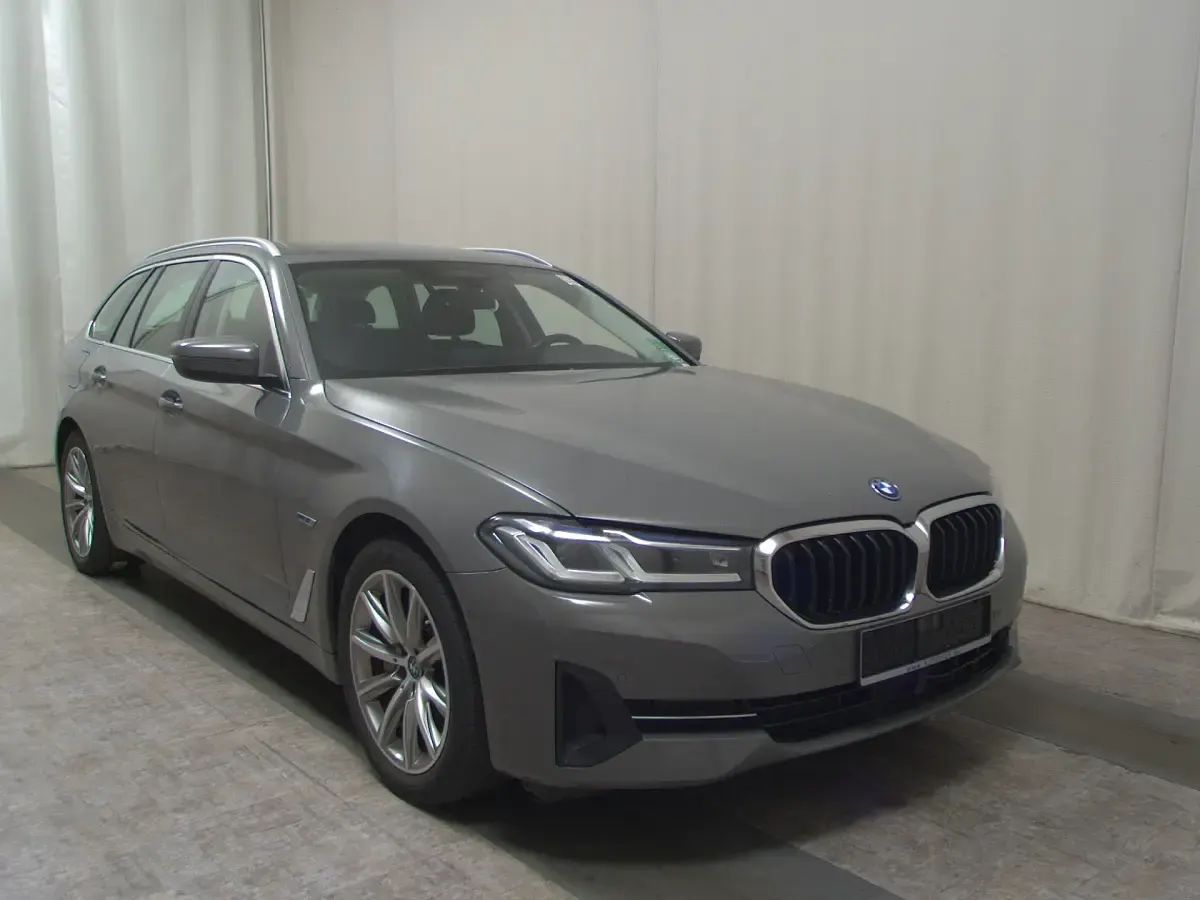 Gebraucht BMW 530e Sport Line 292 PS (214 kW) 2022 Grau Kombi