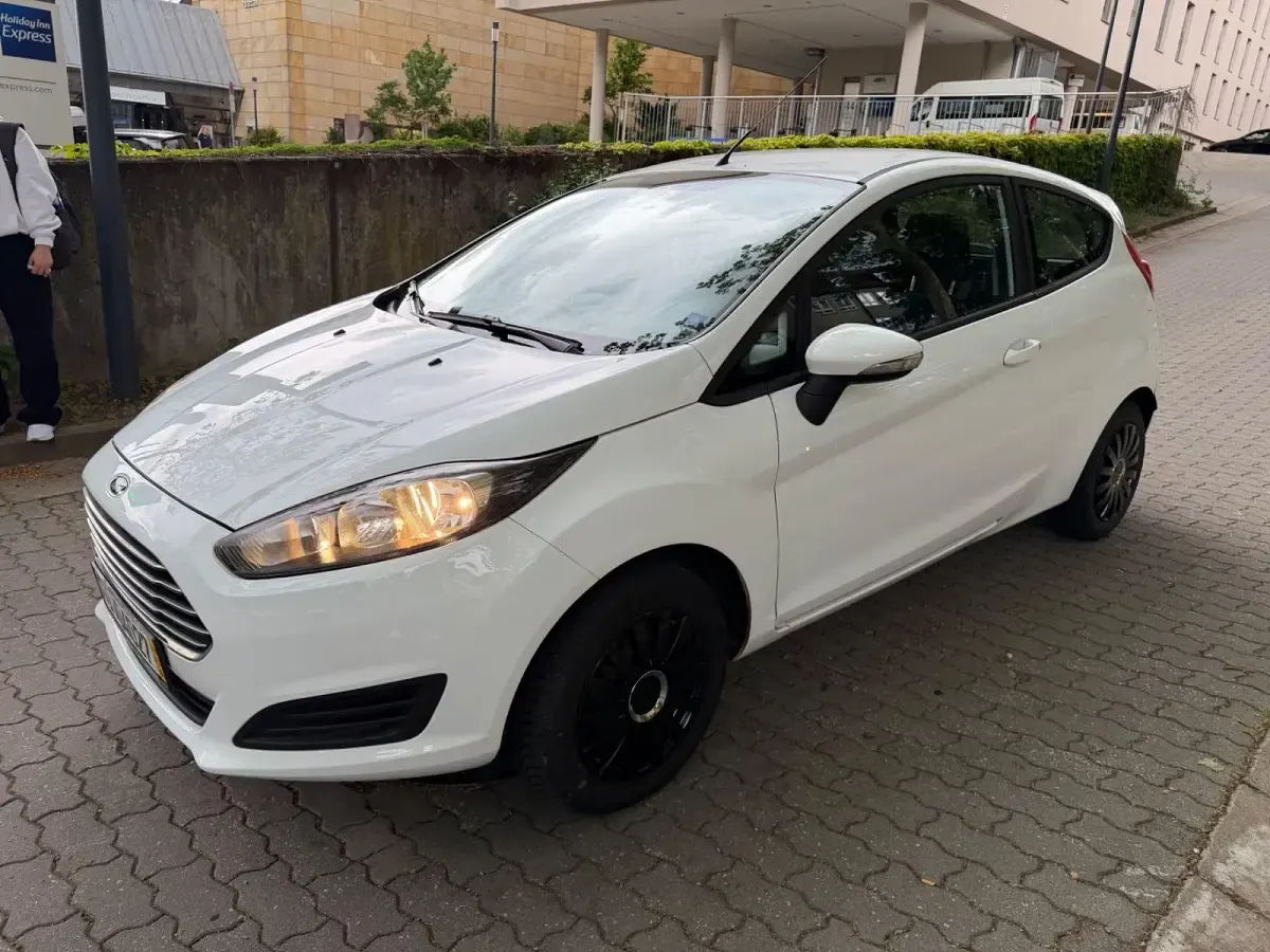 Gebraucht Ford Fiesta Trend 60 PS (44 kW) 2013 Weiß Kleinwagen