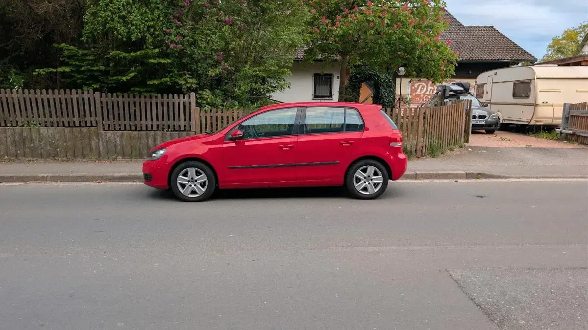 Gebraucht VW Golf VI Comfortline 105 PS (77 kW) 2010 Rot Kleinwagen