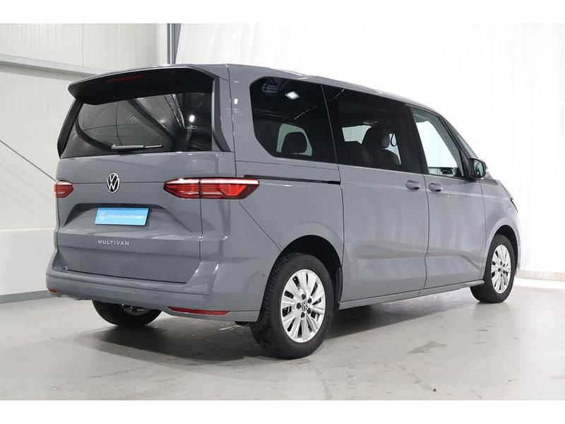 Gebraucht VW Multivan Life 150 PS (110 kW) 2023 Grau Van / Kleinbus