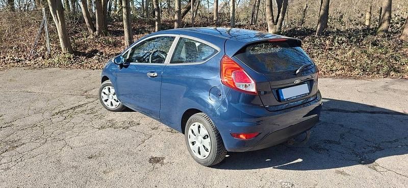 Gebraucht Ford Fiesta Ambiente 60 PS (44 kW) 2015 Blau Kleinwagen