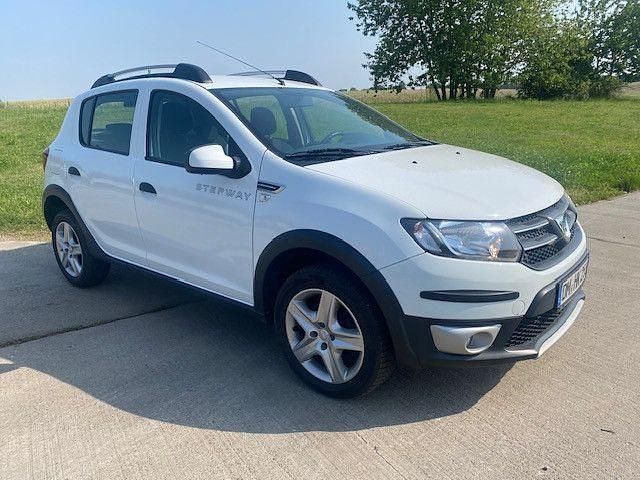 Weiß Gebraucht 2015 Dacia Sandero Stepway Kleinwagen | 5.999 € (Guter Preis) - Bild 1/4