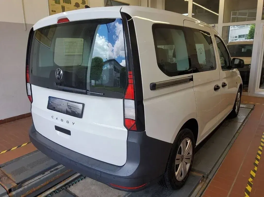 Gebraucht VW Caddy Basis 102 PS (75 kW) 2021 B4 candyweiß Van / Kleinbus