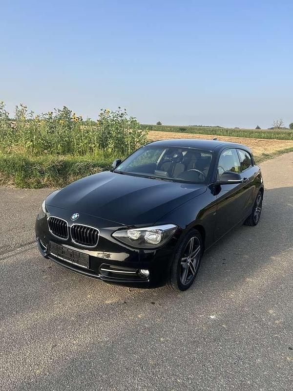 Schwarz Gebraucht 2014 BMW 116 Sport Line Kleinwagen | 8.900 € (Fairer Preis) - Bild 1/4