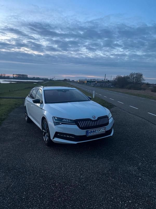 Weiß Gebraucht 2020 Skoda Superb SportLine Kombi | 28.000 € (Teuer) - Bild 1/4