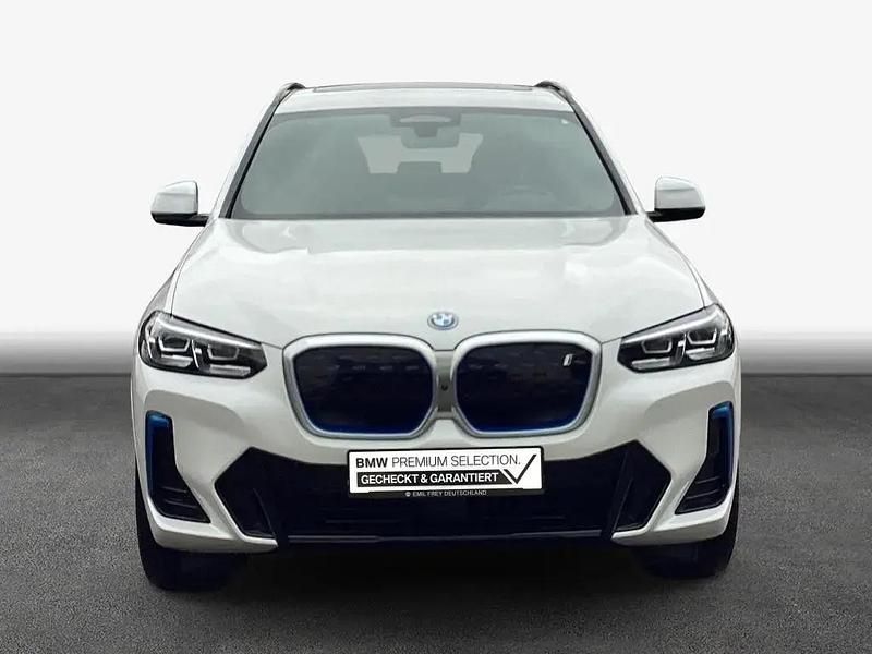 Gebraucht BMW iX3 Impressive 210 kW (286 PS) 2022 Mineralweiß metallic SUV