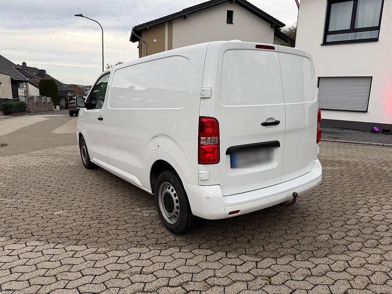 Gebraucht Peugeot Expert Avantage 122 PS (89 kW) 2017 Weiß Van