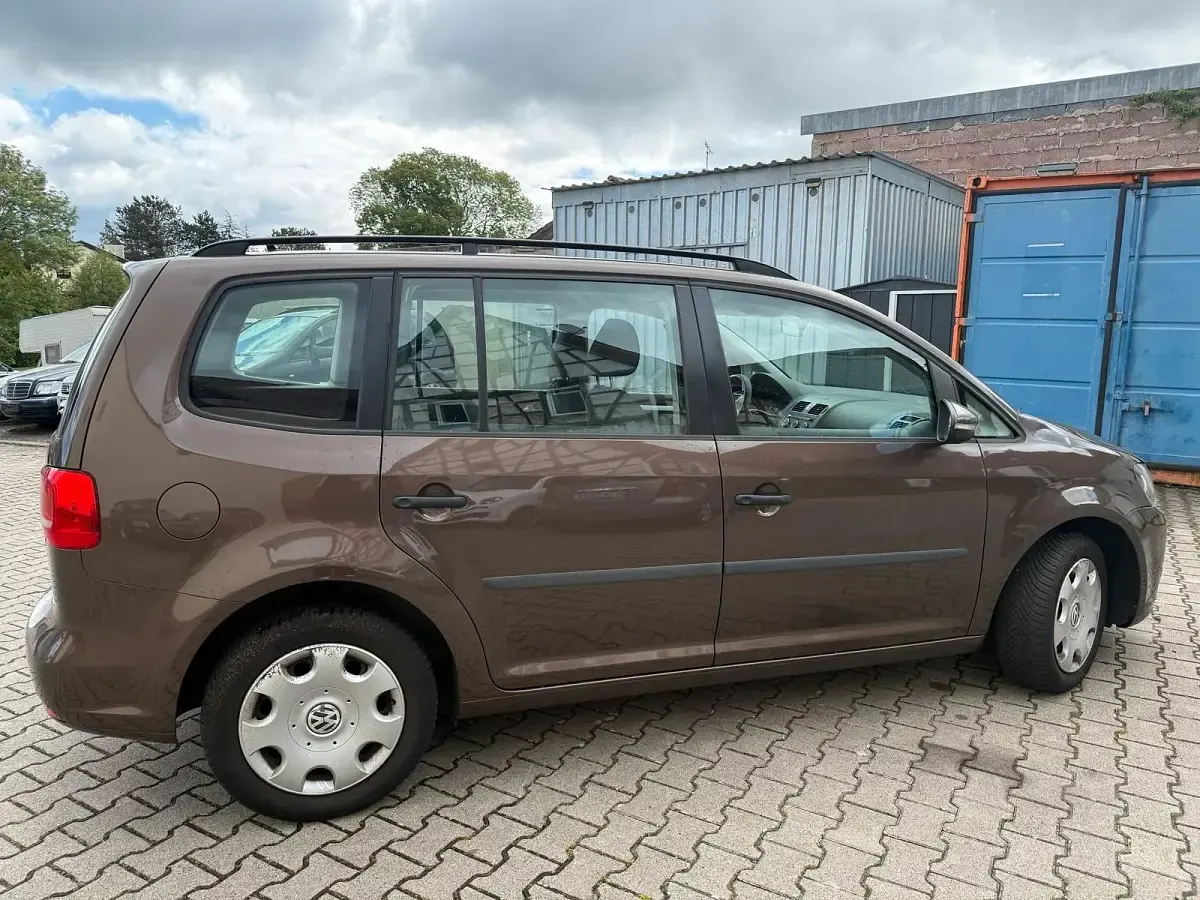 Gebraucht VW Touran 105 PS (77 kW) 2012 Braun Van / Kleinbus