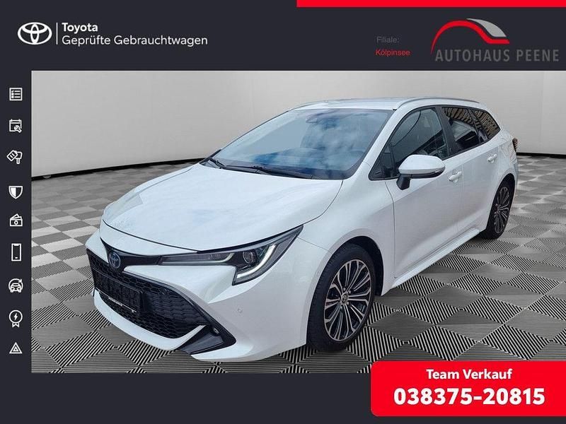 Platinumweiss perleffekt Gebraucht 2022 Toyota Corolla Team Kombi | 24.980 € (Fairer Preis) - Bild 1/4