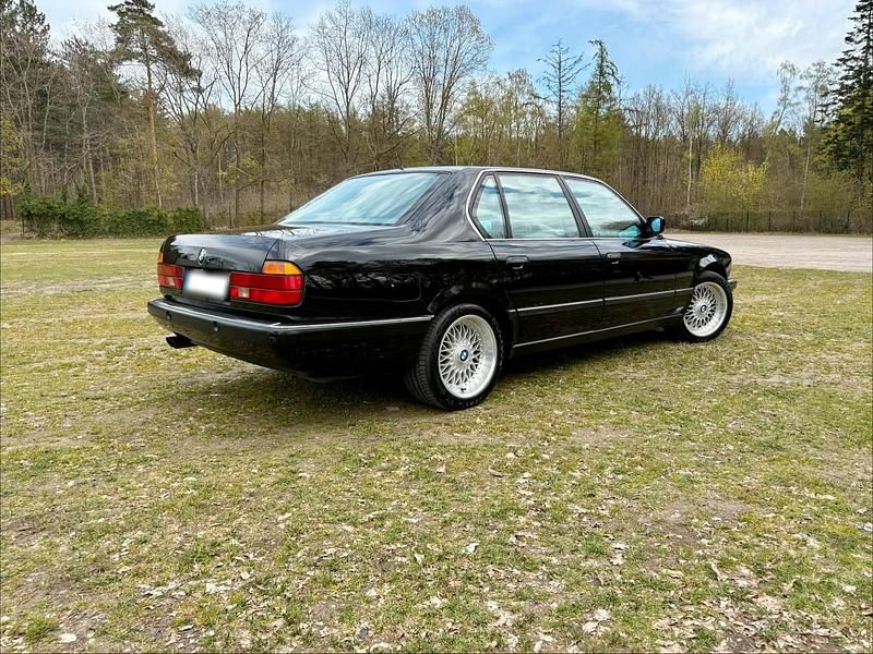 Second-hand BMW 740L 286 CP (210 kW) 1993 Negru Berlinǎ