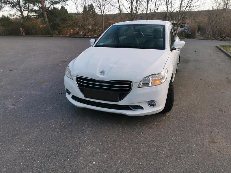 Gebraucht Peugeot 301 115 PS (84 kW) 2014 Weiß Limousine