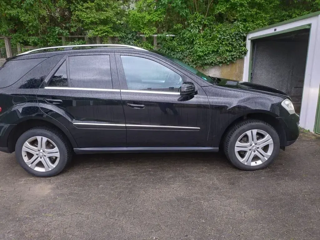 Gebraucht Mercedes ML350 231 PS (169 kW) 2010 Schwarz SUV