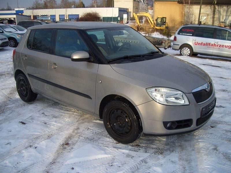 Beige Gebraucht 2010 Skoda Fabia Ambiente Limousine | 2.200 € (Superpreis) - Bild 1/4