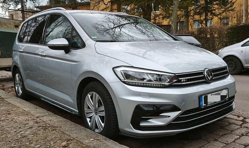 Gebraucht VW Touran Active 122 PS (89 kW) 2022 Silber Van / Kleinbus