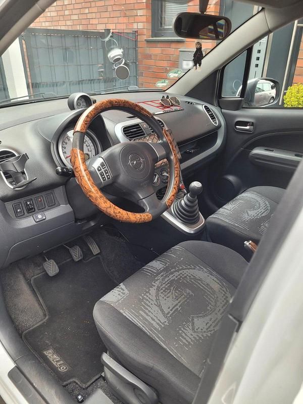 Gebraucht Opel Agila 68 PS (50 kW) 2014 Weiß Kleinwagen