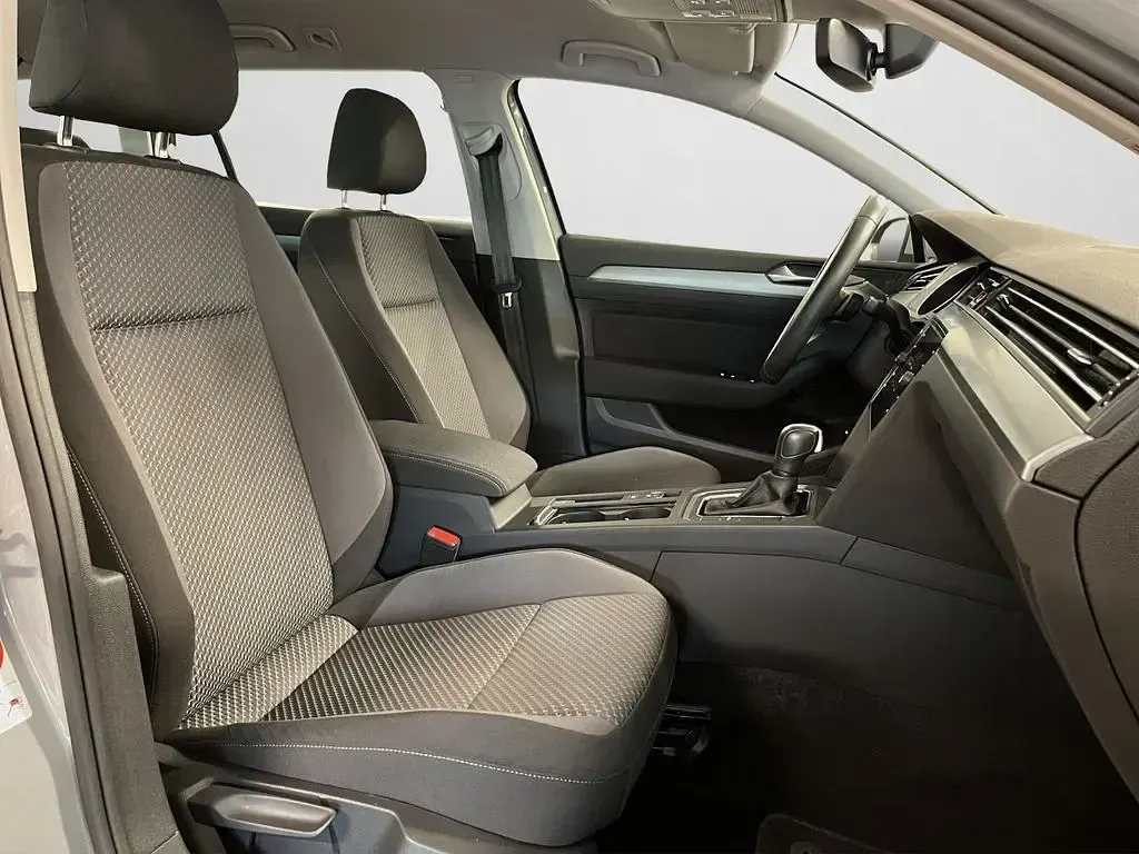 Gebraucht VW Passat Basis 122 PS (89 kW) 2023 Mondsteingrau Kombi