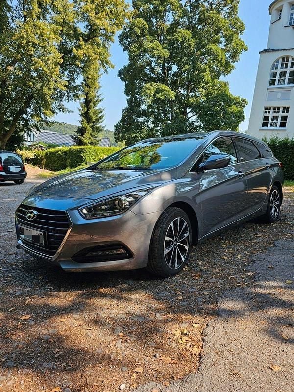 Grau Gebraucht 2017 Hyundai i40 Premium Kombi | 12.950 € (Etwas zu teuer) - Bild 1/4