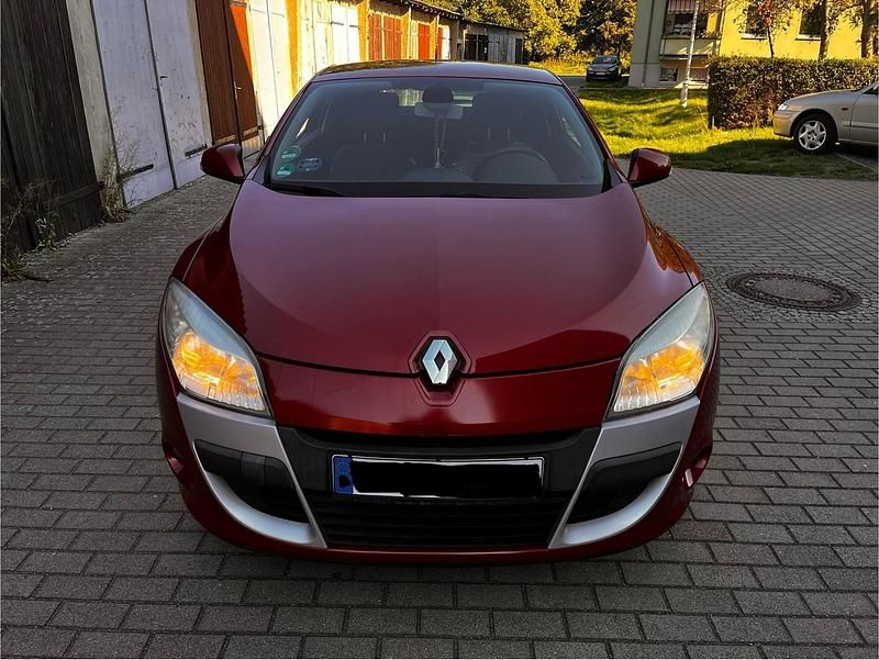 Gebraucht Renault Mégane 101 PS (74 kW) 2010 Rot Limousine