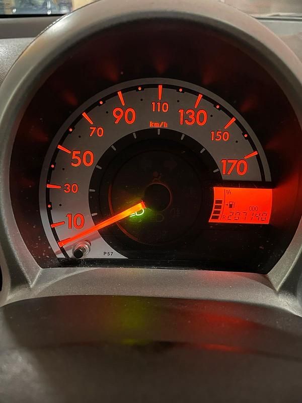 Gebraucht Toyota Aygo 68 PS (50 kW) 2006 Rot Kleinwagen