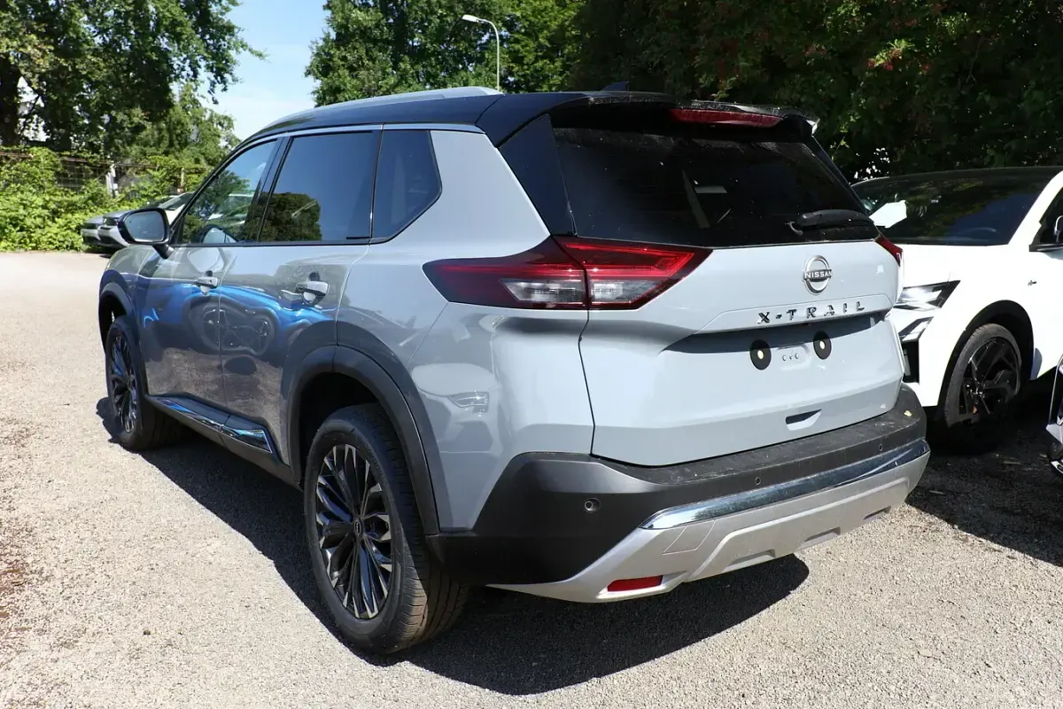 Neu Nissan X-Trail Tekna 163 PS (119 kW) 2026 Grau SUV