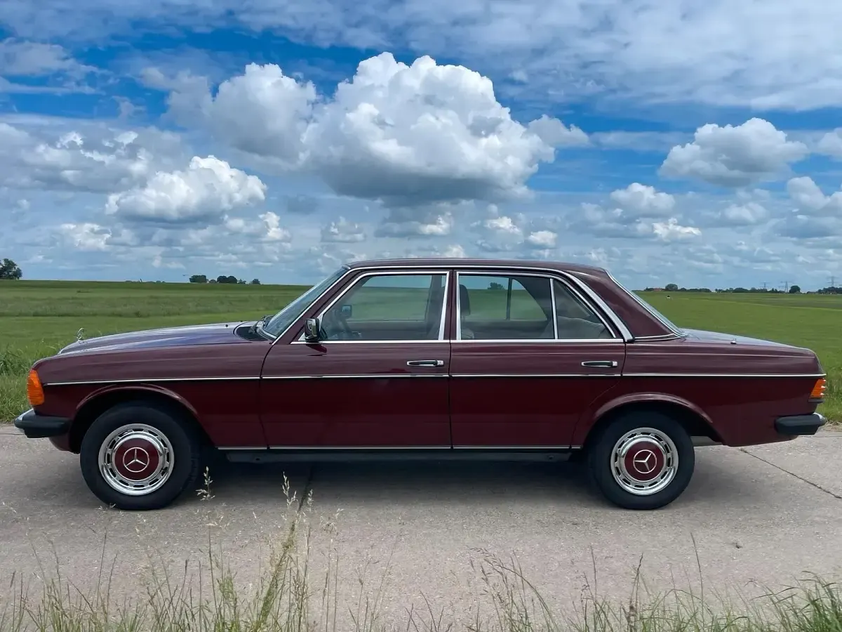 Gebraucht Mercedes E230 136 PS (100 kW) 1982 Rot Limousine