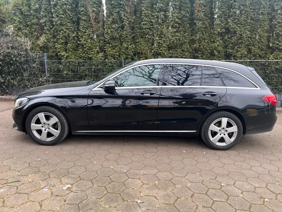 Gebraucht Mercedes C180 116 PS (85 kW) 2015 Schwarz Limousine