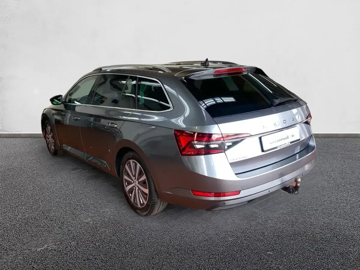 Gebraucht Skoda Superb Style 150 PS (110 kW) 2023 Graphitegrau Kombi