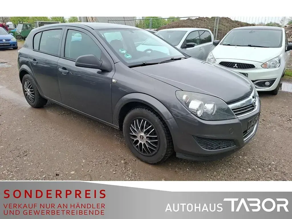 Używany Opel Astra Selection 90 KM (66 kW) 2009 Szary Sedan/Limuzyna