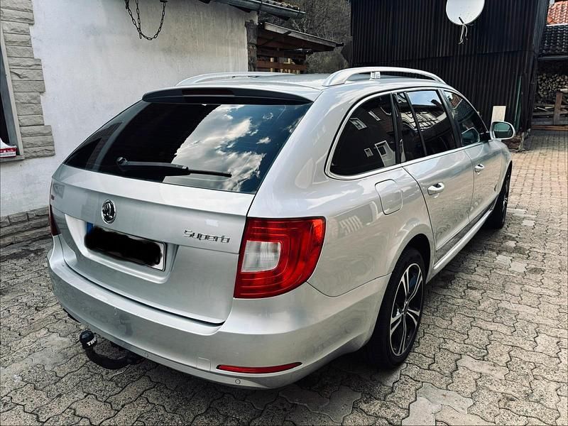 Gebraucht Skoda Superb 200 PS (147 kW) 2012 Silber Kombi