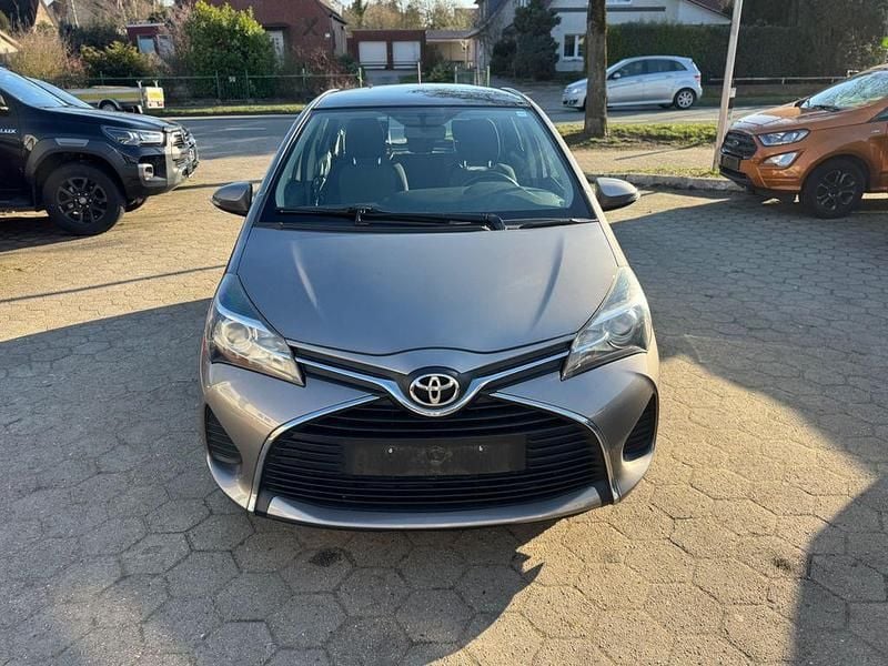 Gebraucht Toyota Yaris 99 PS (72 kW) 2015 Grau Kleinwagen