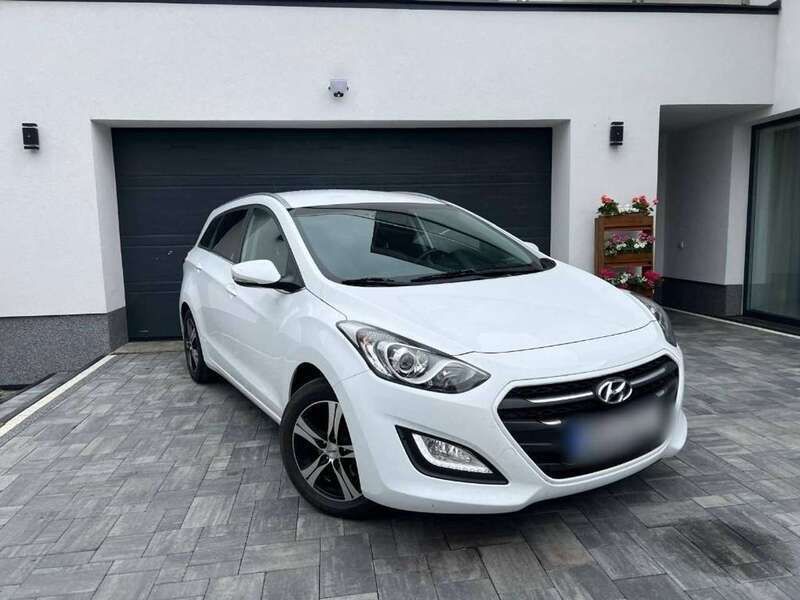 Weiß Gebraucht 2016 Hyundai i30 Trend Kombi | 11.000 € (Fairer Preis) - Bild 1/4