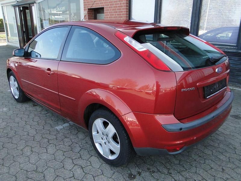 Second-hand Ford Focus Style 116 CP (85 kW) 2007 Roșu Berlinǎ