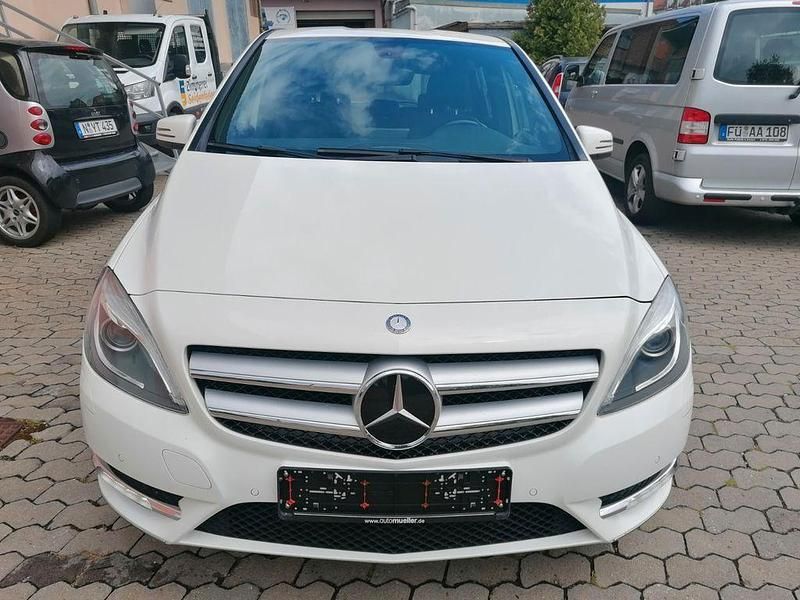 Weiß Gebraucht 2014 Mercedes B180 Van / Kleinbus | 8.950 € (Superpreis) - Bild 1/4