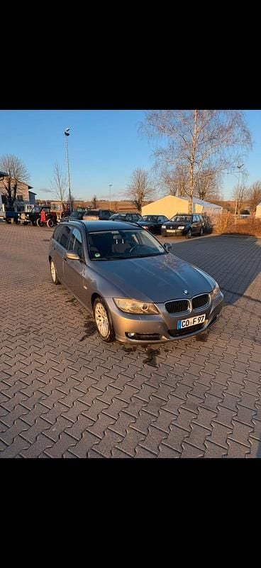 Grau Gebraucht 2009 BMW 320 Kombi | 3.299 € (Superpreis) - Bild 1/4