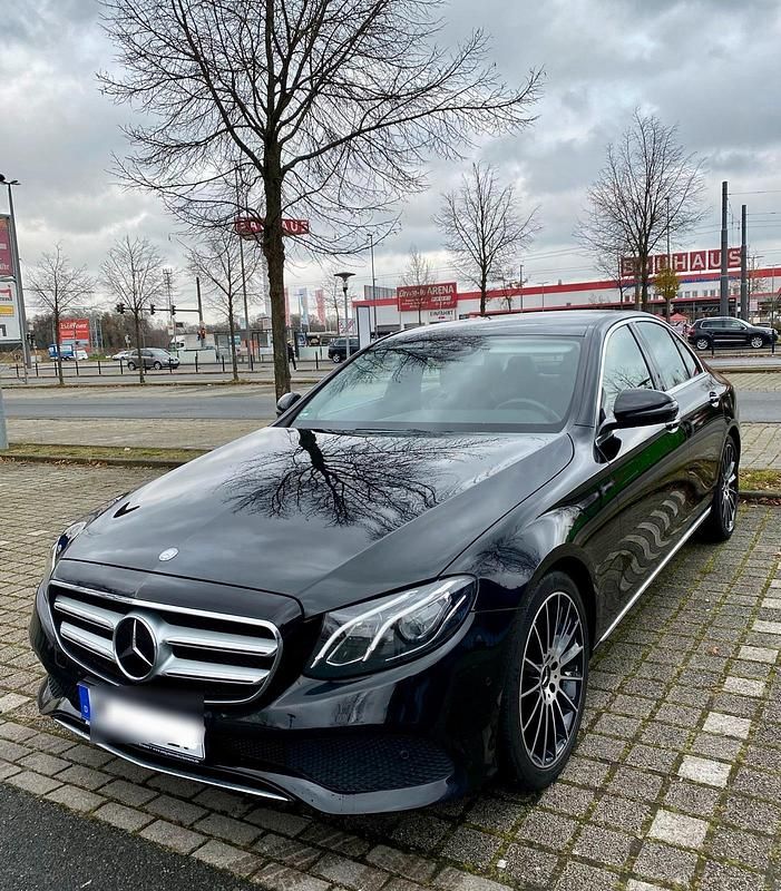 Schwarz Gebraucht 2016 Mercedes E220 Limousine | 26.900 € - Bild 1/4