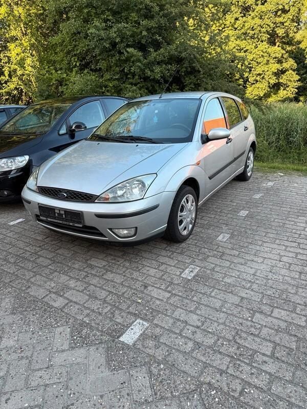 Grau Gebraucht 2004 Ford Focus Kleinwagen | 400 € (Superpreis) - Bild 1/4
