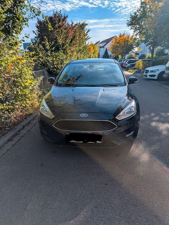 Blau Gebraucht 2015 Ford Focus Trend Limousine | 5.000 € (Guter Preis) - Bild 1/4