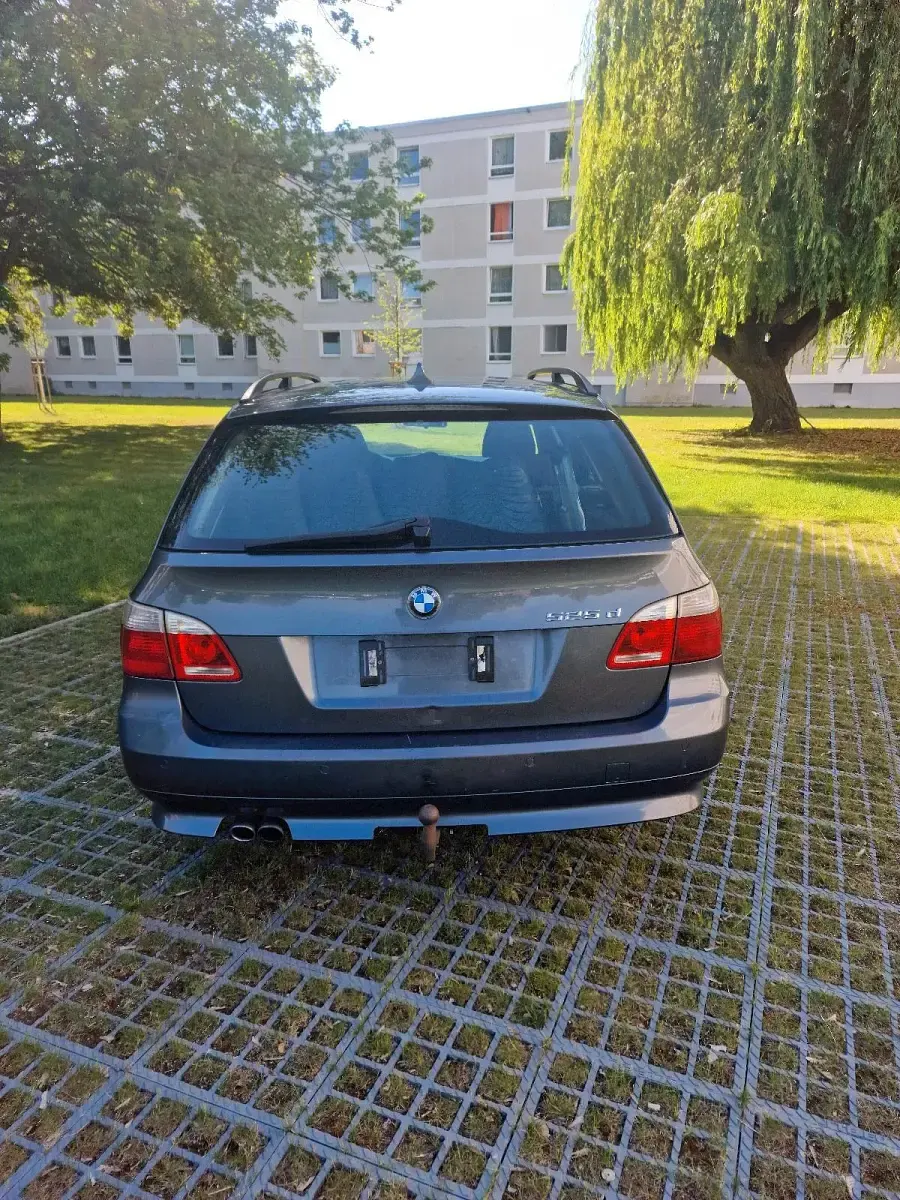 Gebraucht BMW 525 177 PS (130 kW) 2006 Grau Kombi