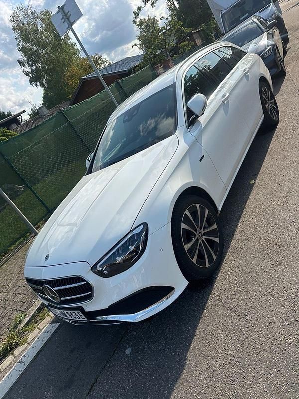 Weiß Gebraucht 2020 Mercedes E300 Kombi | 25.800 € (Fairer Preis) - Bild 1/4
