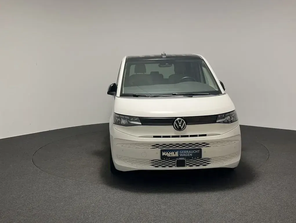 Gebraucht VW Multivan Basis 150 PS (110 kW) 2023 Weiß Van / Kleinbus