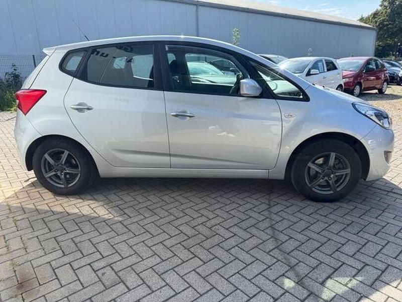 Gebraucht Hyundai ix20 Edition 105 PS (77 kW) 2014 Sleek silver Kleinwagen