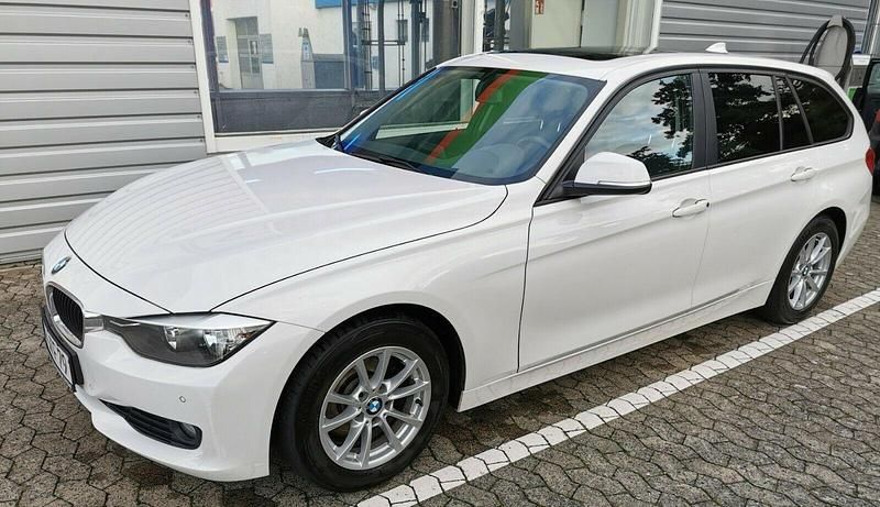 Weiß Gebraucht 2013 BMW 320 Sport Line Kombi | 16.700 € - Bild 1/4