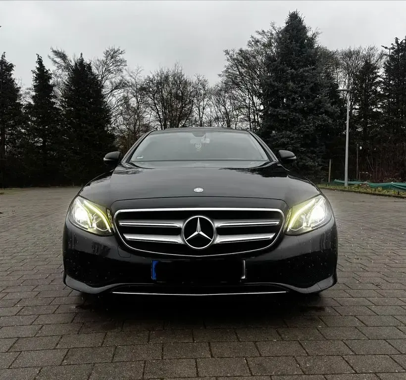 Usado Mercedes E220 194 CV (142 kW) 2016 Negro Berlina