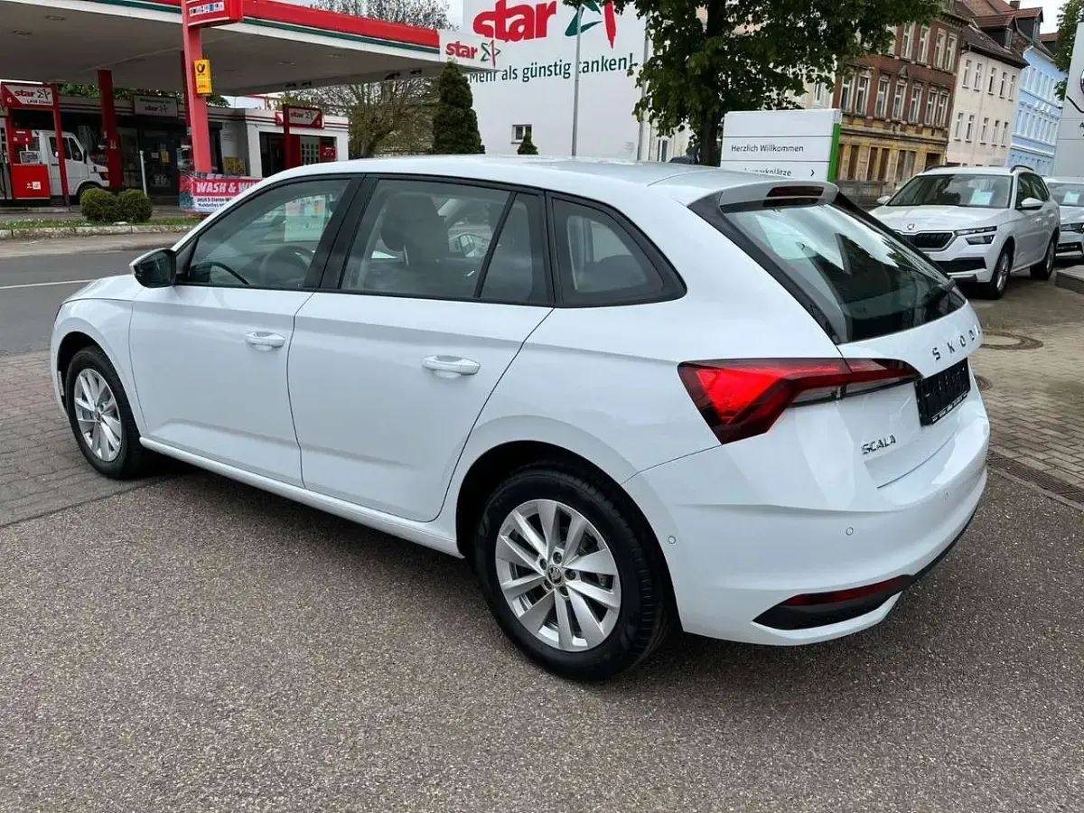 Gebraucht Skoda Scala Selection 116 PS (85 kW) 2024 2y2y moonweiss metallic Kleinwagen