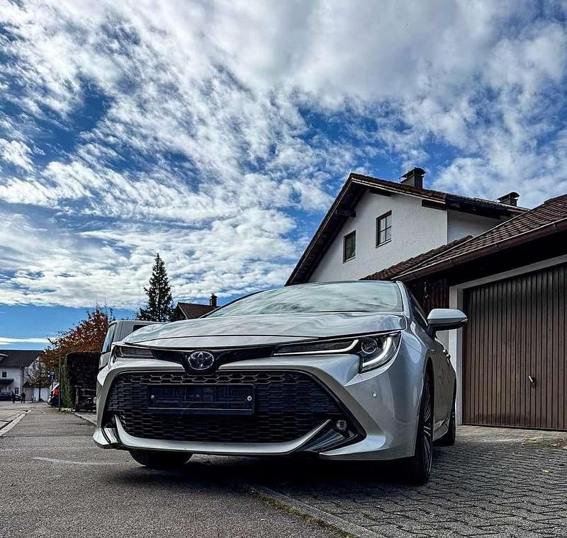 Grau Gebraucht 2020 Toyota Corolla Hybrid Team Kleinwagen | 23.600 € (Etwas zu teuer) - Bild 1/4
