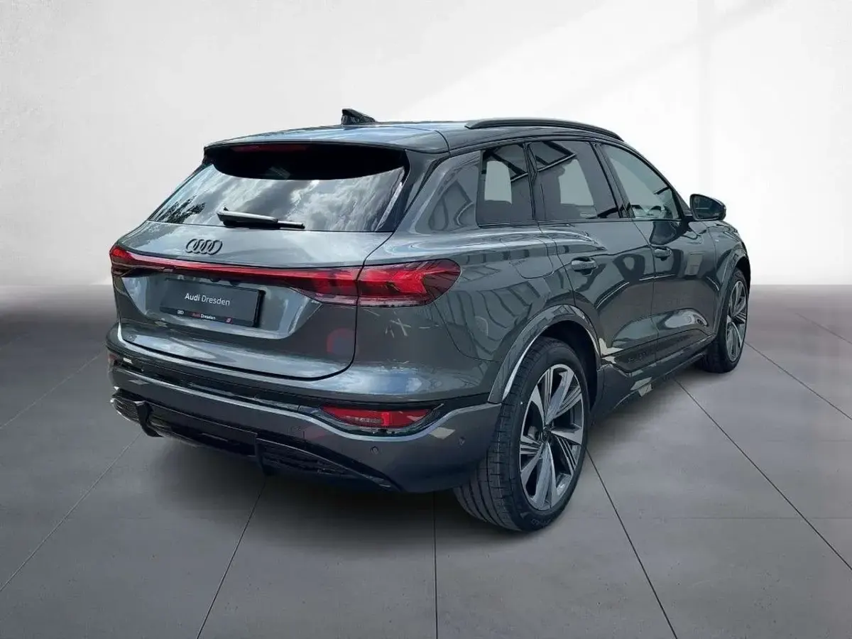 Neu Audi Q6 e-tron Performance 225 kW (306 PS) 2026 Daytonagrau perleffekt SUV