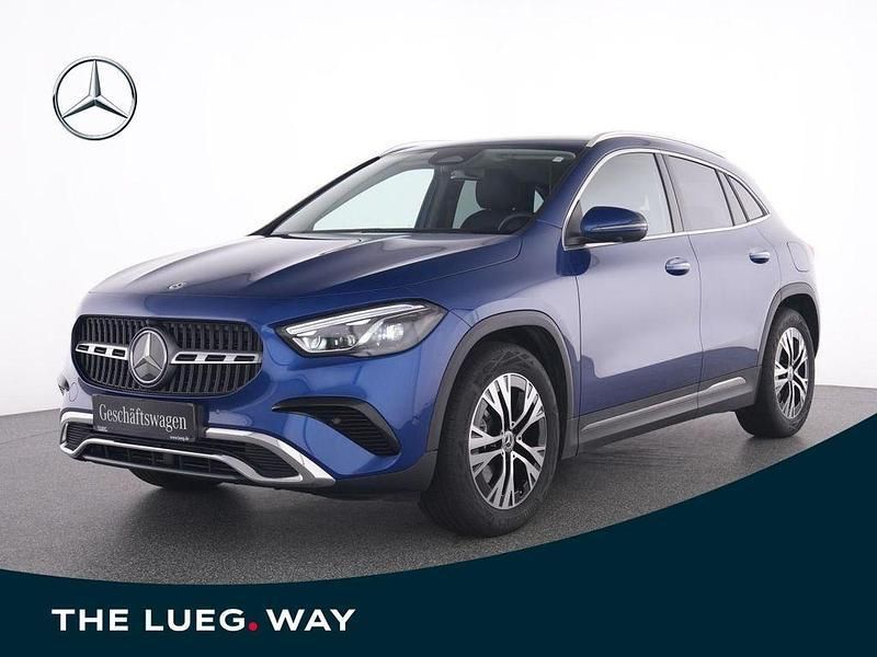 Blau metalliclack spektralblau Gebraucht 2024 Mercedes GLA180 Progressive SUV | 36.385 € (Fairer Preis) - Bild 1/4