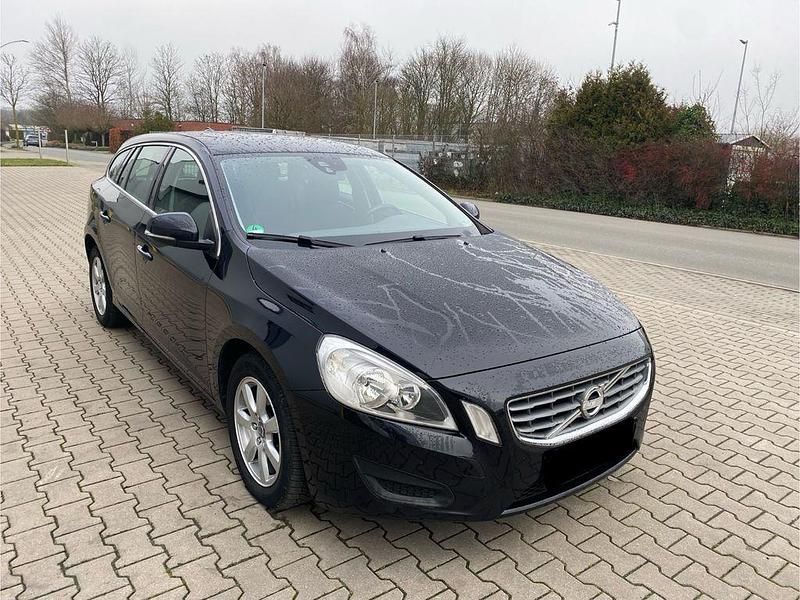 Schwarz Gebraucht 2011 Volvo V60 Kinetic Kombi | 7.900 € (Etwas zu teuer) - Bild 1/4